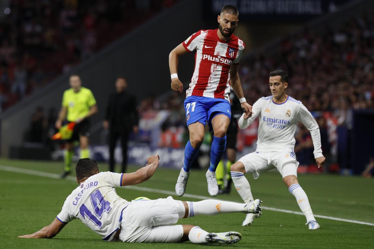 El centrocampista brasileño del Real Madrid, Carlos Henrique Casemiro (i), corta el balón ante el centrocampista belga del Atlético de Madrid, Yannick Carrasco, durante el encuentro correspondiente a la jornada 35 en el estadio Wanda Metropolitano, en Madrid. EFE / Ballesteros.