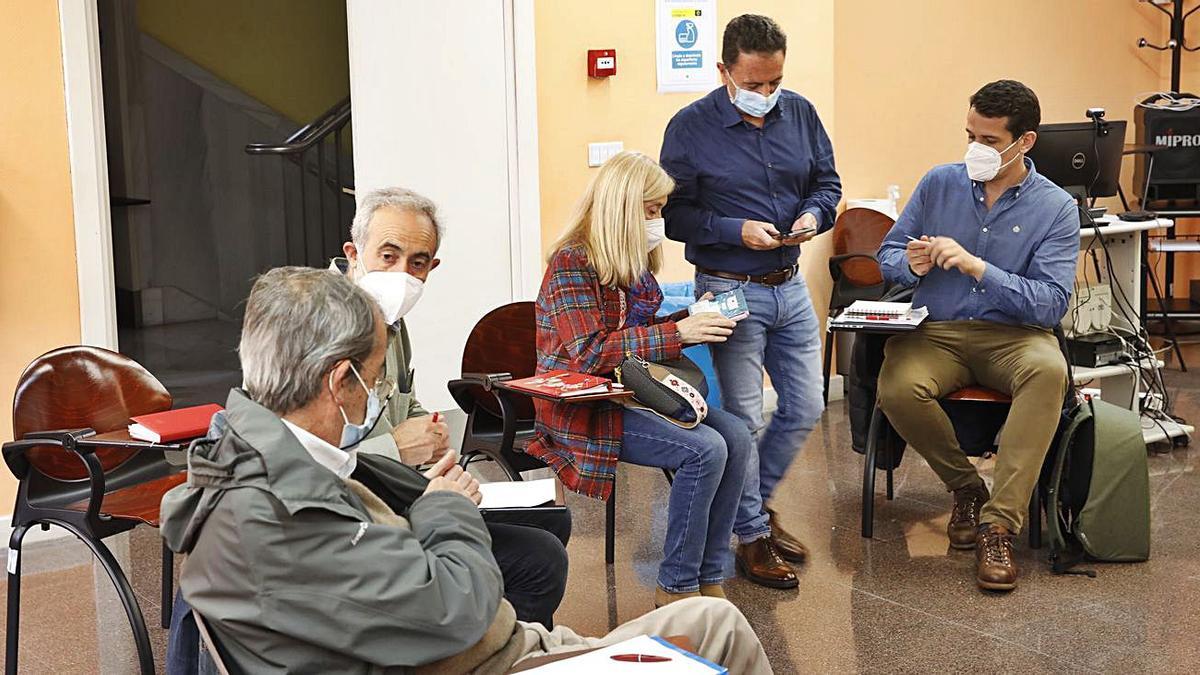 Por la izquierda, los vecinos Javier Civieta y Manuel Cañete, la edil Salomé Díaz, el gerente Manuel Bayona y Óscar Veiras, director de Salud Pública en Gijón, en el centro de Severo Ochoa.