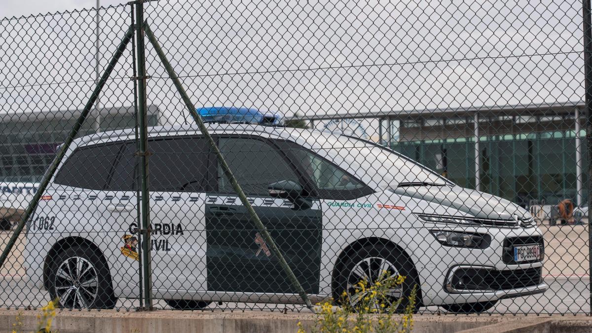 Un vehículo de la Guardia Civil en el aeropuerto de Palma.