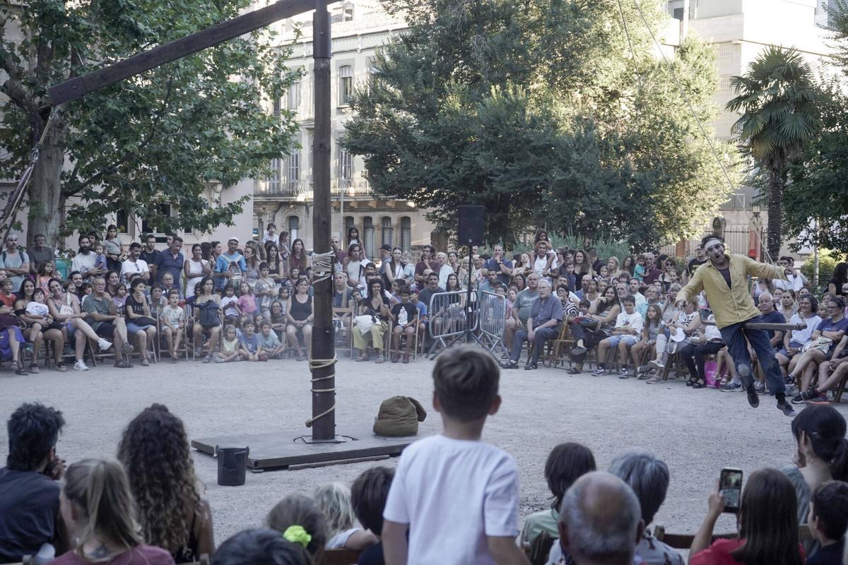 L'espectacle "Mira't" als Jardins del Casino de Manresa L'espectacle "Mira't" als Jardins del Casino de Manresa