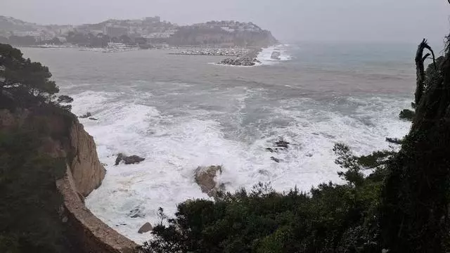 Vídeo | Els efectes de la llevantada al front marítim de Sant Feliu de Guíxols