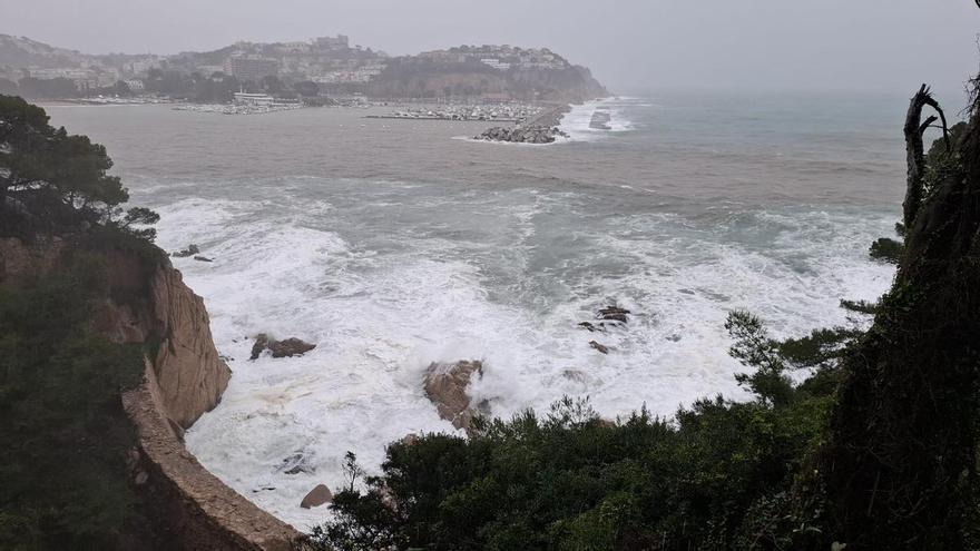 Vídeo | Els efectes de la llevantada al front marítim de Sant Feliu de Guíxols