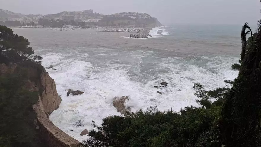Vídeo | Els efectes de la llevantada al front marítim de Sant Feliu de Guíxols
