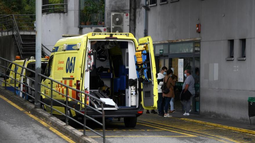 Una ambulancia en el exterior de Urgencias del Hospital Montecelo.