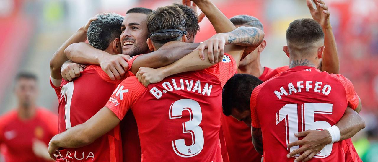 Los jugadores del Mallorca se abrazan tras el gol de Oliván ante el Betis.