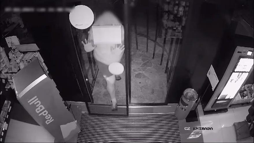Un ladrón destroza la puerta de una gasolinera utilizando la fuerza bruta