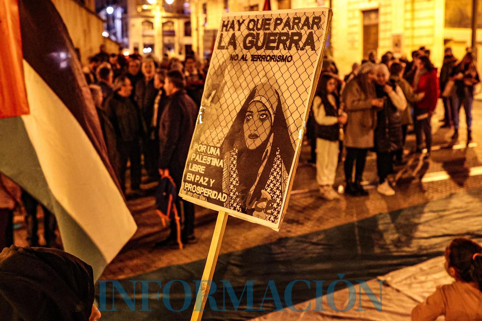 Más de 300 personas se manifiestan en Alcoy contra la guerra y apoyando al pueblo palestino