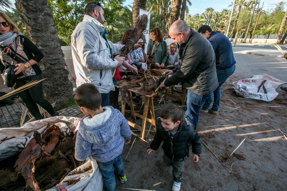 La Asociación de Palmereros y el Museo Arqueológico llevan a cabo talleres con niños para que aprendan a realizar las tradicionales antorchas