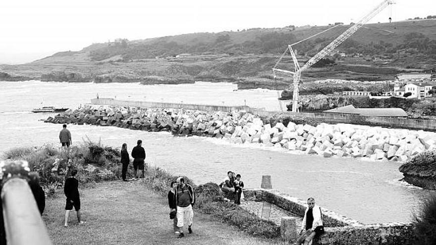 Los bloques de hormigón, a la derecha de la zona portuaria, junto a los que ya existían, algunos de ellos decorados por Agustín Ibarrola.