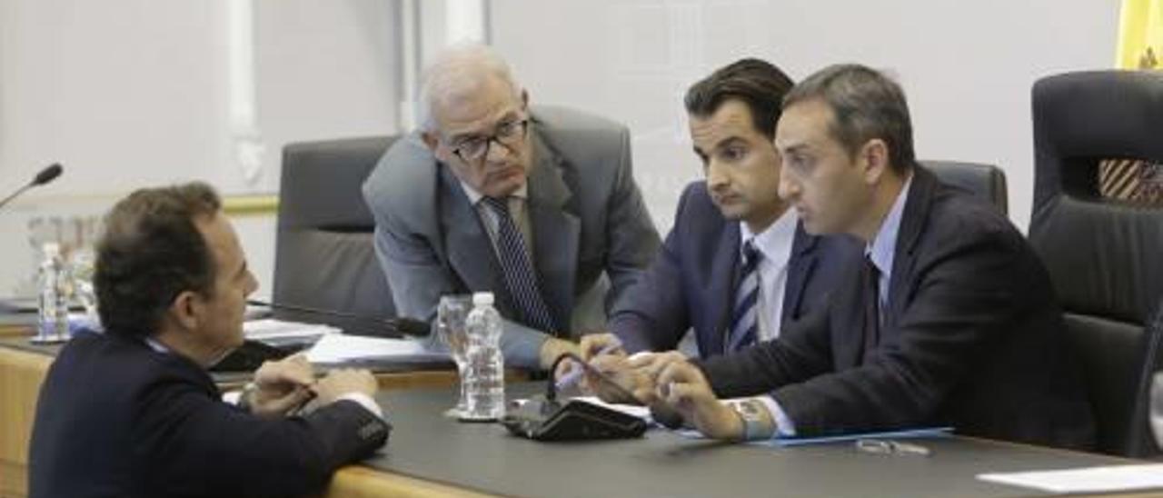 César Sánchez junto a los diputados Eduardo Dolón, Carlos Castillo y César Augusto Asencio en un pleno.