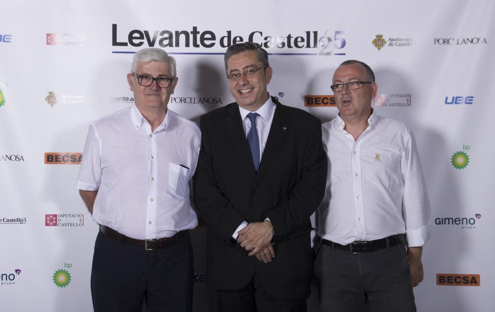 Los corresponsales Vicent Ferrer y Juan José Benito, junto al delegado de Levante de Castelló, Pepe Beltrán.