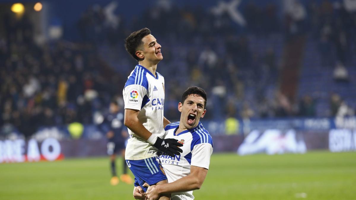 Gámez aúpa a Bermejo, autor del gol de la victoria.