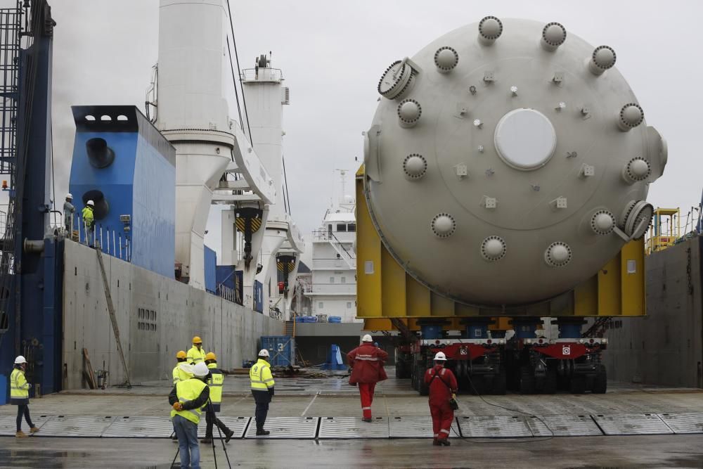 La espectacular carga de un barco corta la navegac