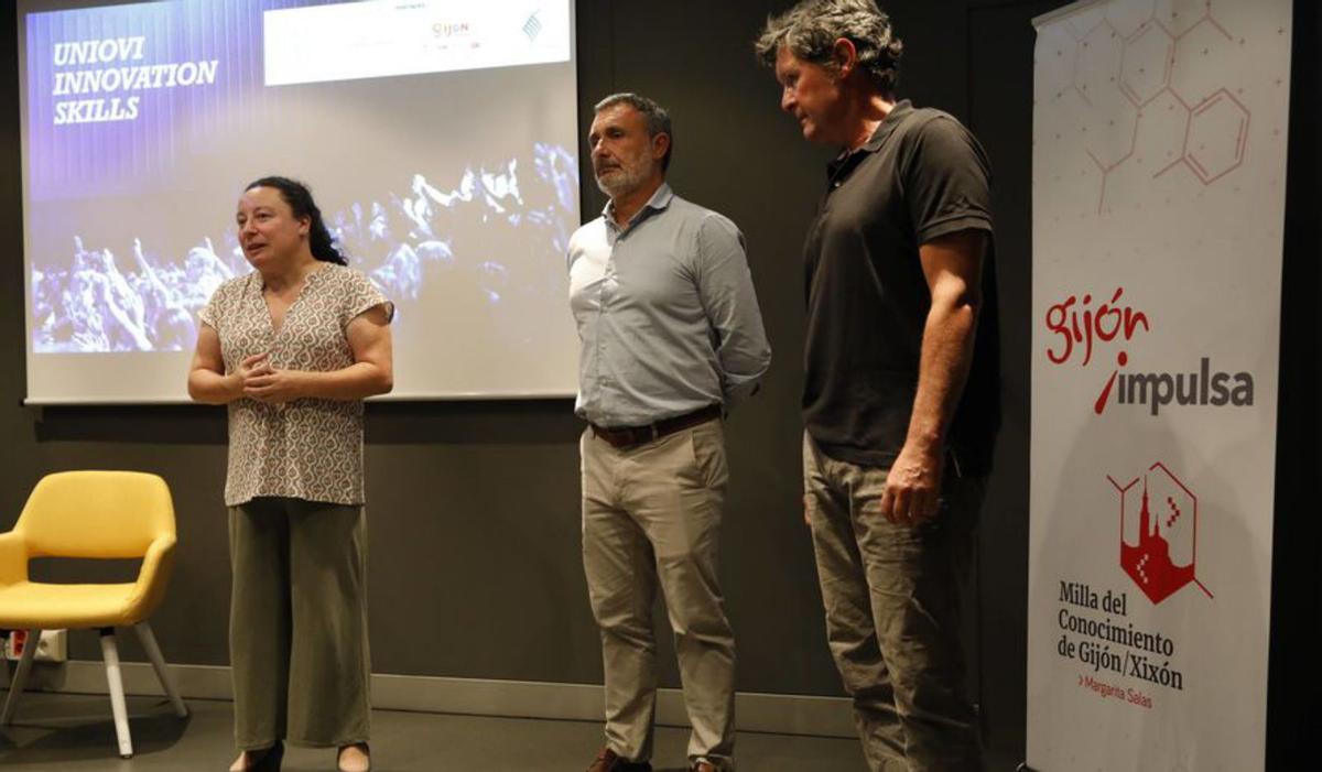 Begoña Cueto, Luis Díaz y Enrique Riesgo, ayer, en el acto de presentación de los proyectos. | Ángel González