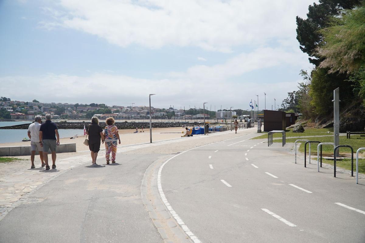 Paseo para llegar a la playa de Oza, a la derecha se muestran las duchas y servicios del arenal