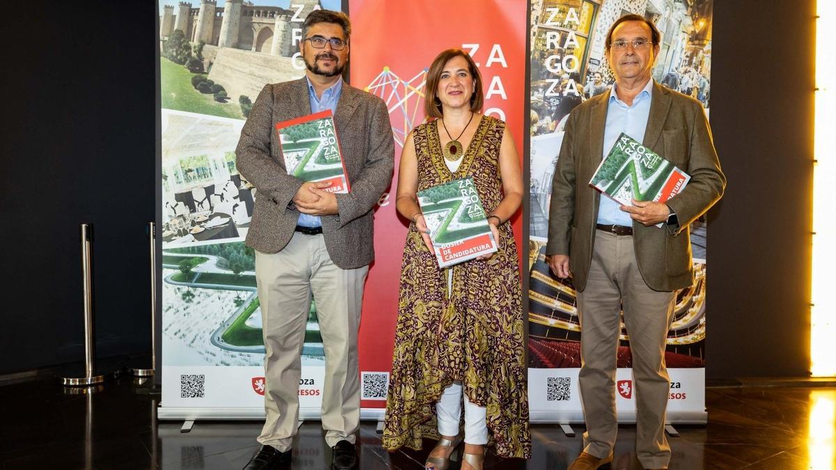 La vicealcaldesa y concejala municipal de Cultura y Proyección Exterior, Sara Fernández; el gerente de Zaragoza Turismo, Conrado Molina; y el director de Zaragoza Congresos, Miguel Ángel Argente.