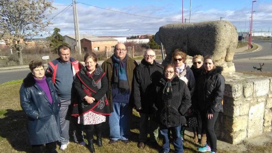 Miembros de la junta directiva de la asociación Unidos contra el Cáncer.