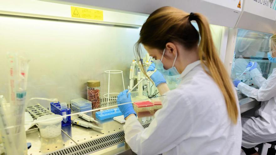 Dos científicas trabajan en un laboratorio en Polonia.
