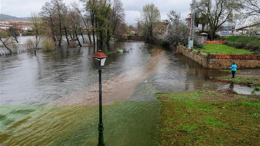 El río Jerte se desborda en Plasencia y anega varias huertas y paseos