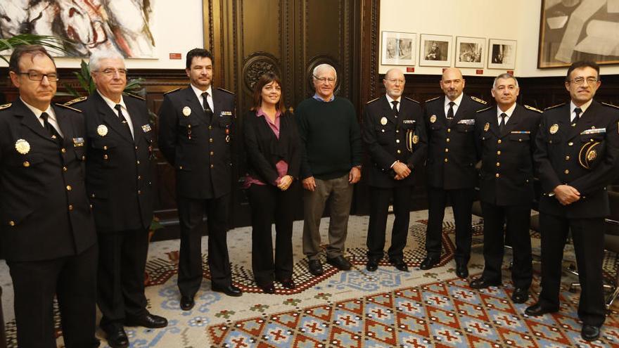 Joan Ribó, con José Serrano a su derecha, Anaïs Meguzzato y el resto de intendentes.