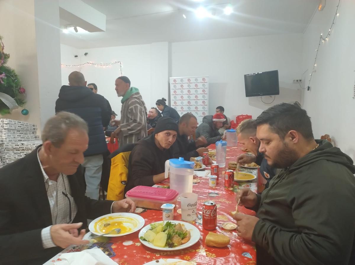 Un momento de la comida de Nochebuena en el comedor social de Cáritas Ibiza.
