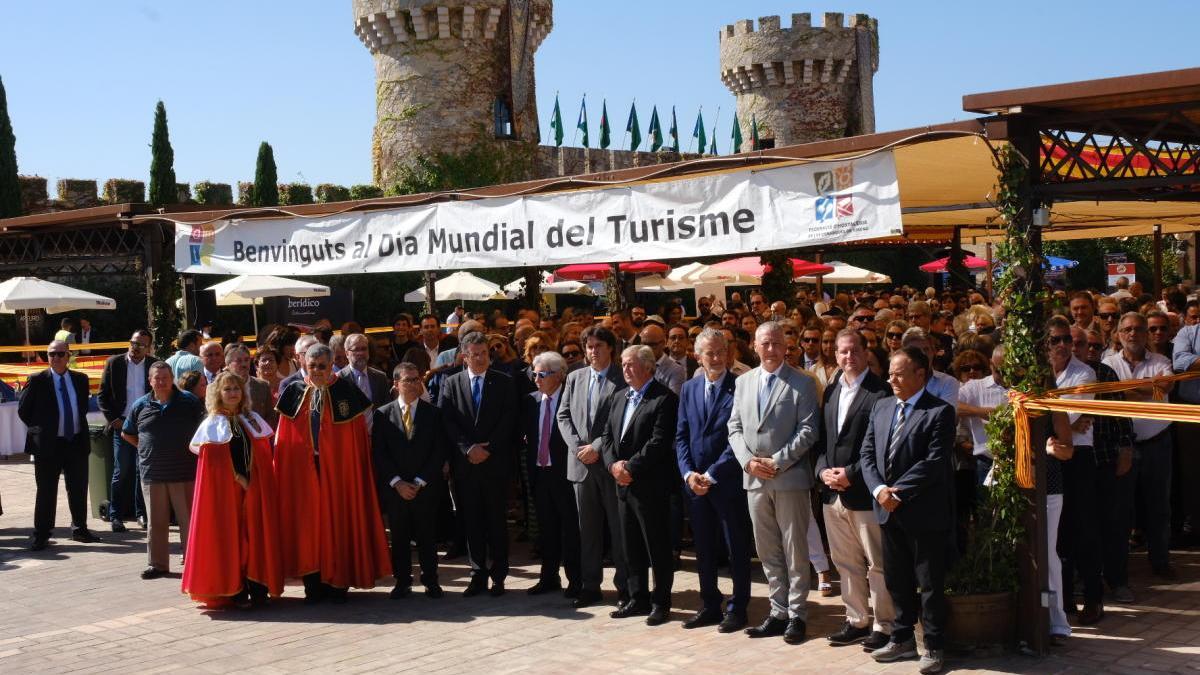 Dirigents d&#039;Hostaleria amb representants institucionals en el Dia del Turisme.