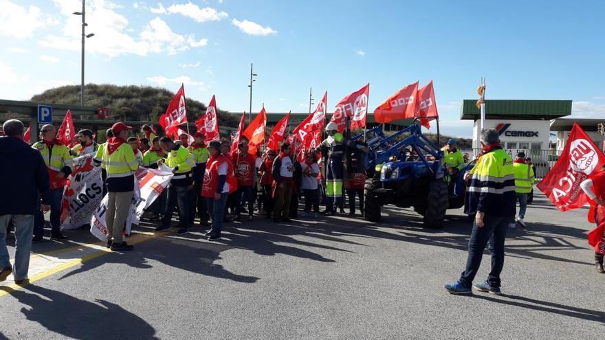 Manifestación de trabajadores de la fábrica de cemento de Lloseta poco después de anunciarse el ERE.