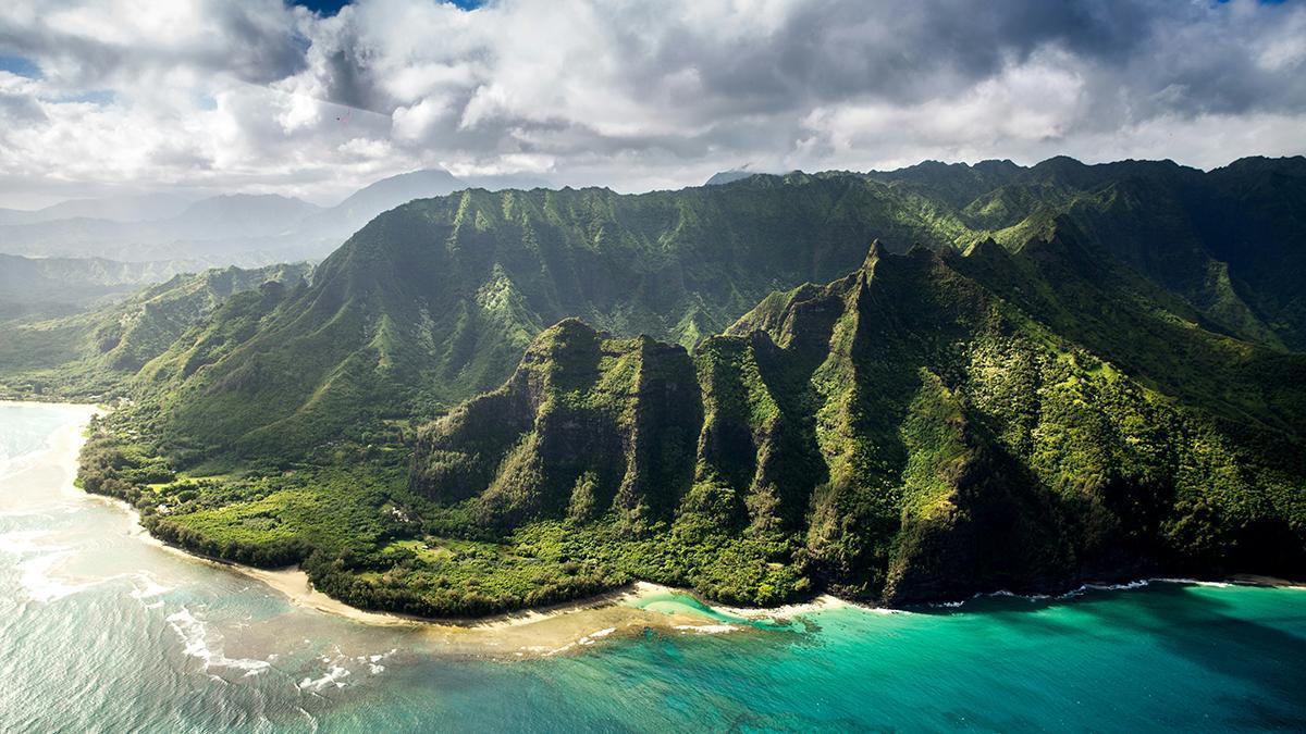 Kauai, en Hawái, combina selva, acantilados y océano Pacífico en paisajes que han servido de escenario natural a películas como Jurassic Park.