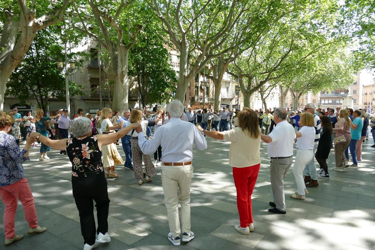 EN IMATGES | Les sardanes i les rotllanes ressonen amb força a la Rambla de Figueres