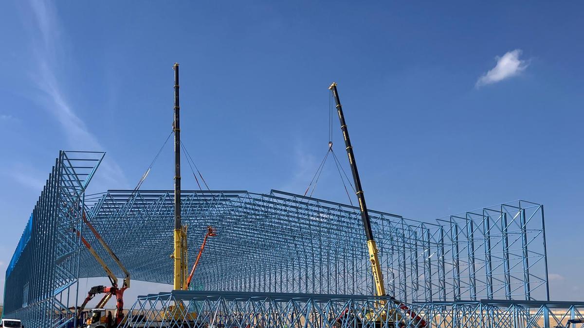 Evolución de la construcción del hangar para teledirigibles que se está levantando en el Aeropuerto de Teruel.