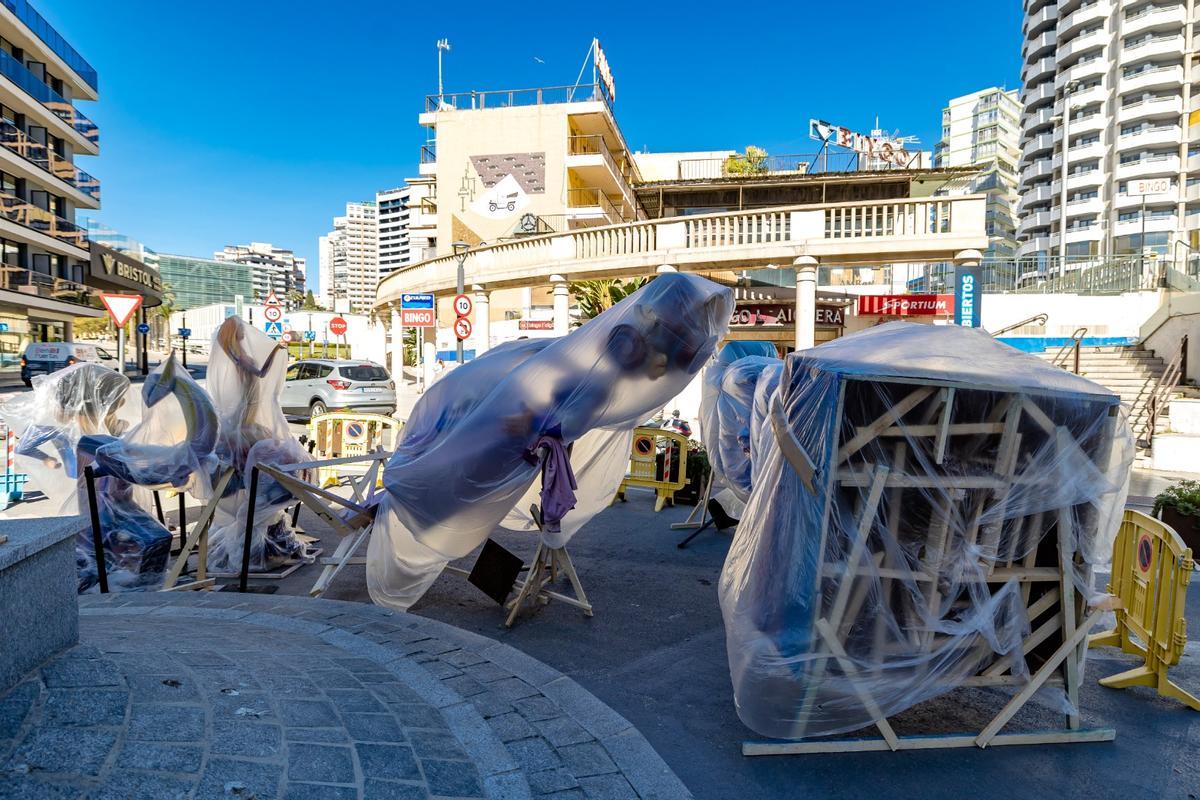 Algunas piezas del monumento de Benidorm-Centro, que se planta en Doctor Fleming pero no provocará desvíos de tráfico.