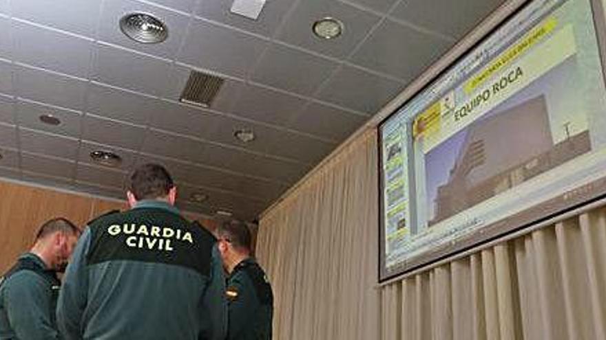 Tres agentes de la Guardia Civil, antes de una charla del equipo ROCA en Sant Josep.