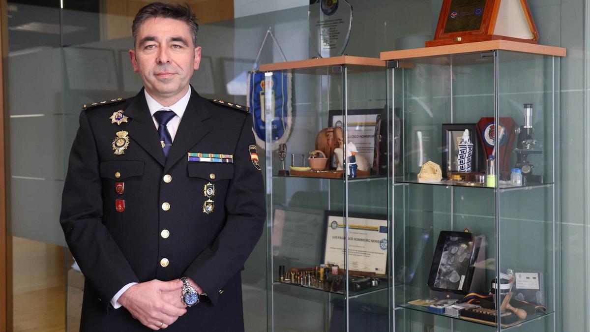 Luis Francisco Hombreiro Noriega, en su despacho de la comisaría de Vigo, ante los recuerdos de su dilatada trayectoria profesional, entre ellos los que se ha traído de sus misiones internacionales.