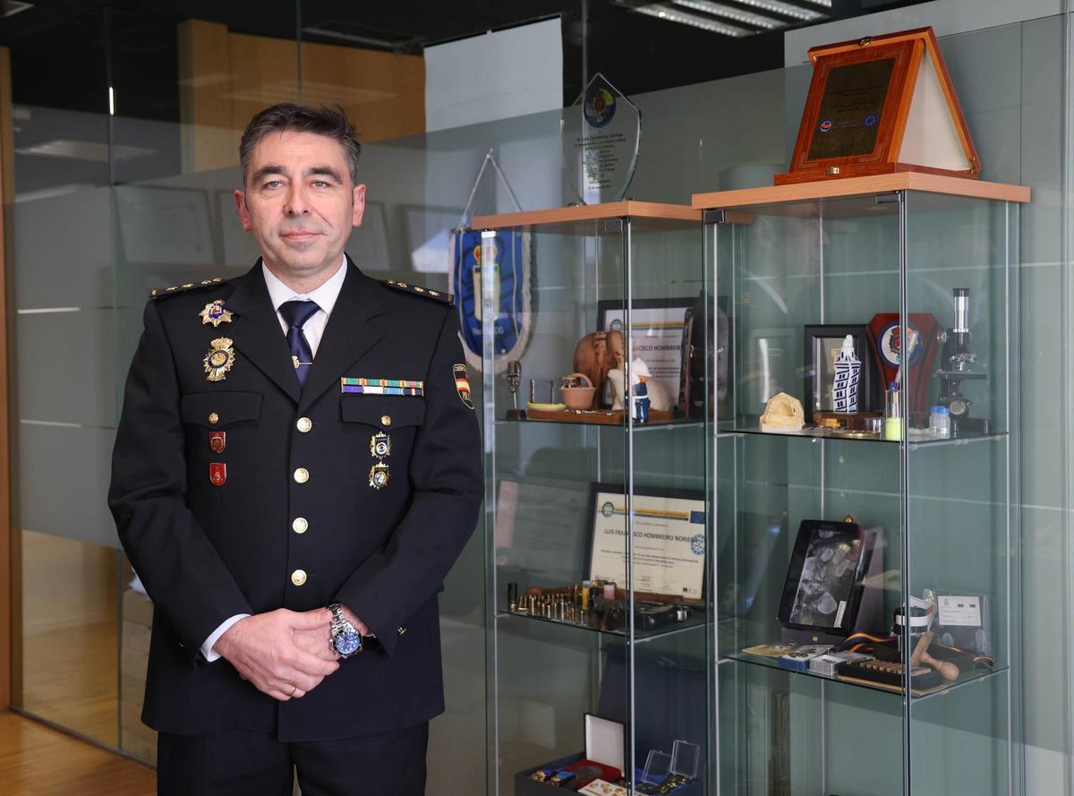 Luis Francisco Hombreiro Noriega, en su despacho de la comisaría de Vigo, ante los recuerdos de su dilatada trayectoria profesional, entre ellos los que se ha traído de sus misiones internacionales.