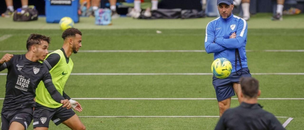 Entrenamiento del Málaga CF para preparar el encuentro de este sábado frente al Real Oviedo, aunque Hicham será baja por molestias en el cuádriceps derecho. | MÁLAGA CF