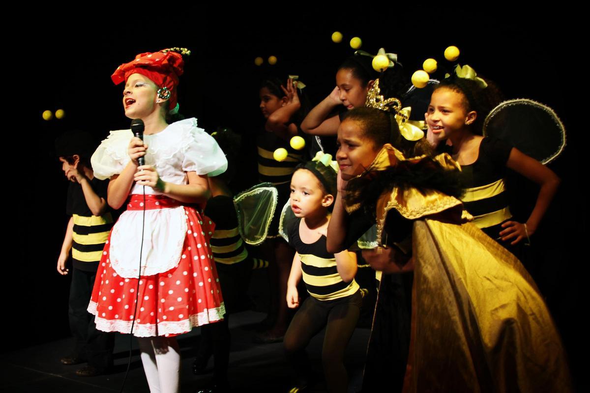 El espectáculo propone una revisión contemporánea de cuatro cuentos tradicionales