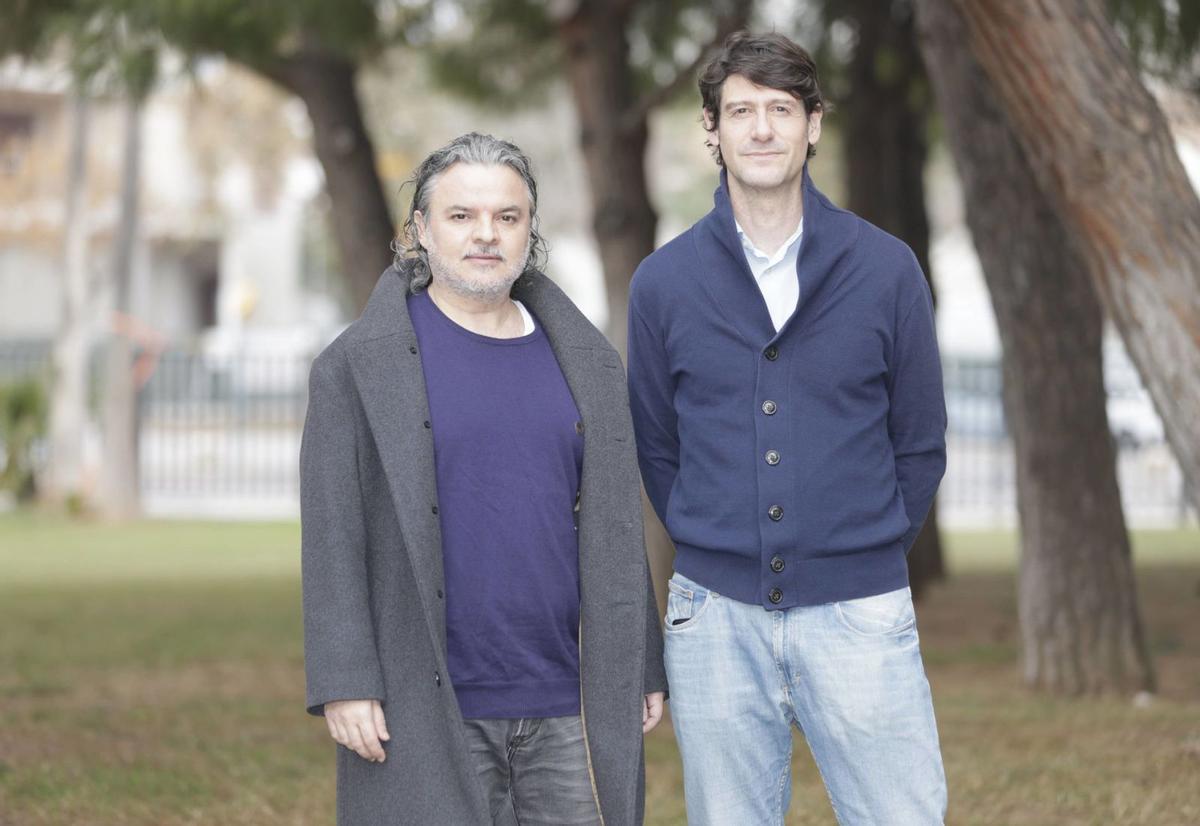 El director de cine Gabriel Fornés y el intérprete Jose Torresma, autor y  protagonista del cortometraje ‘No porn avocado’.  | GUILLEM BOSCH