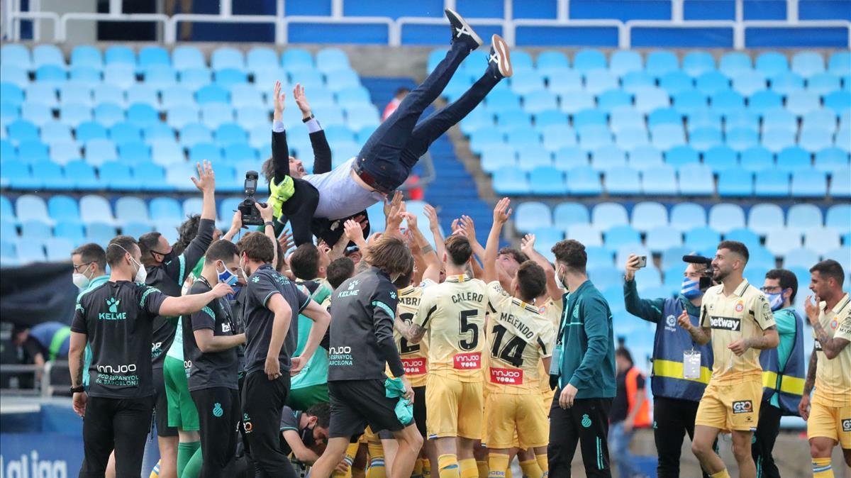 Los jugadores del Espanyol celebran el ascenso manteando al técnico Vicente Moreno.