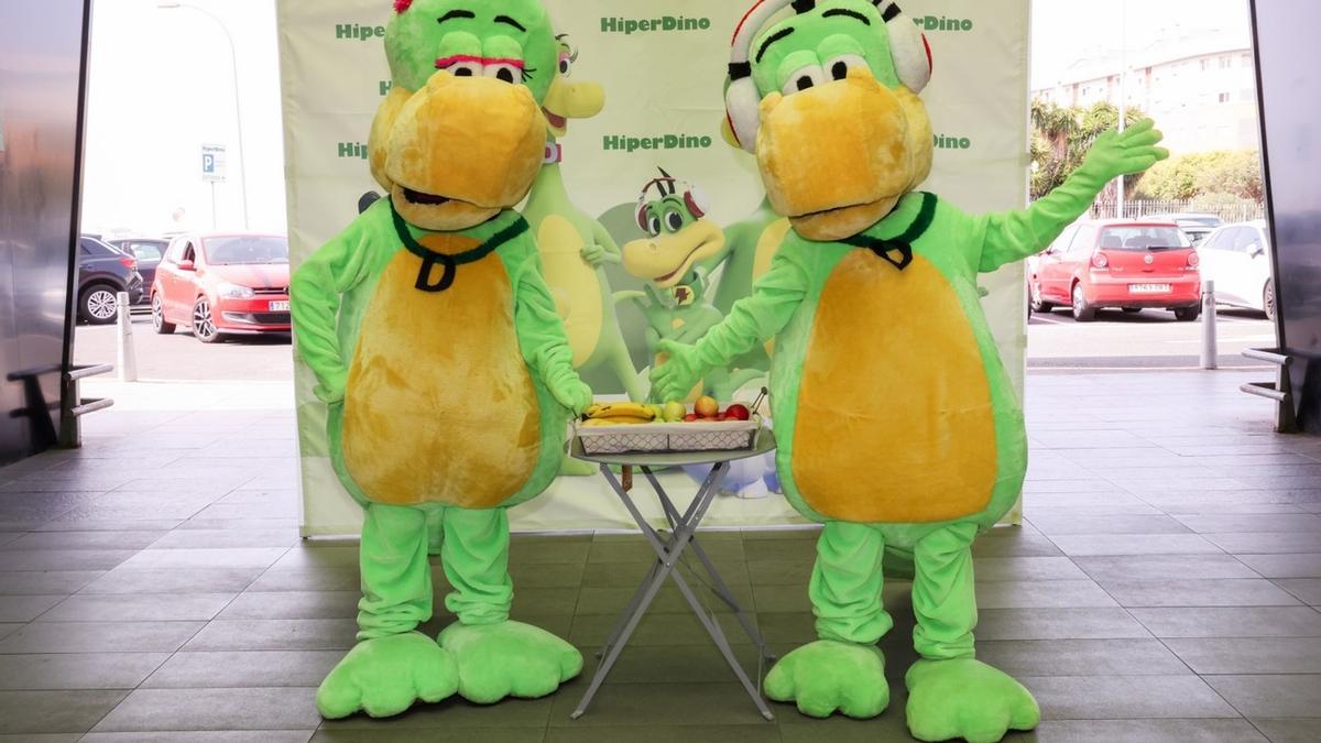 La familia más entrañable de HiperDino visita algunas de sus tiendas de Tenerife.
