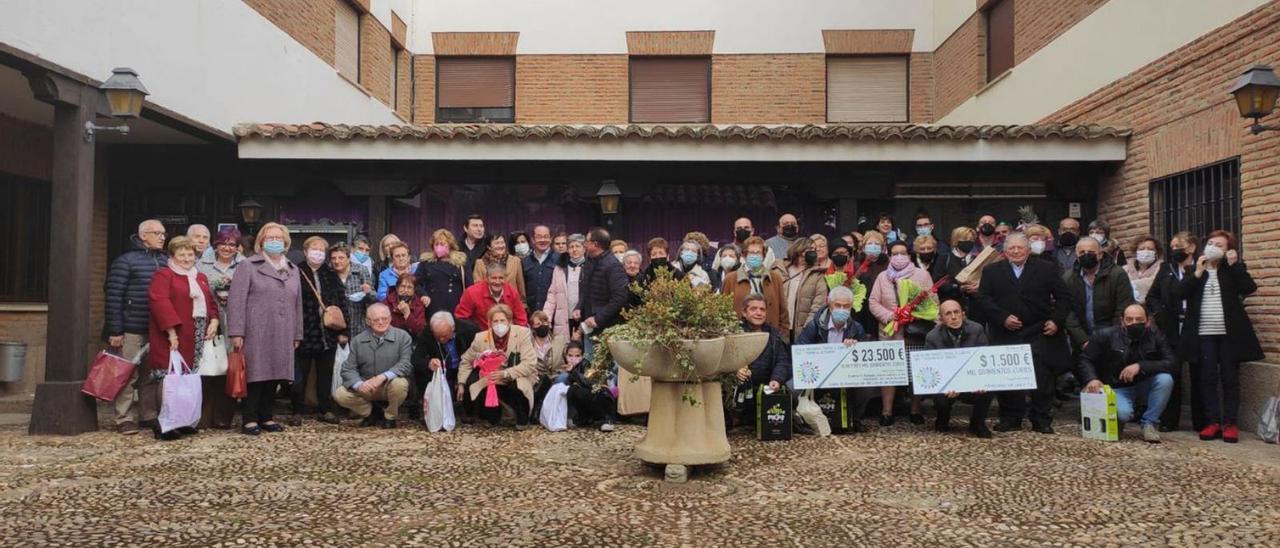 Foto de familia del acto solidario de ayer. | Uccta