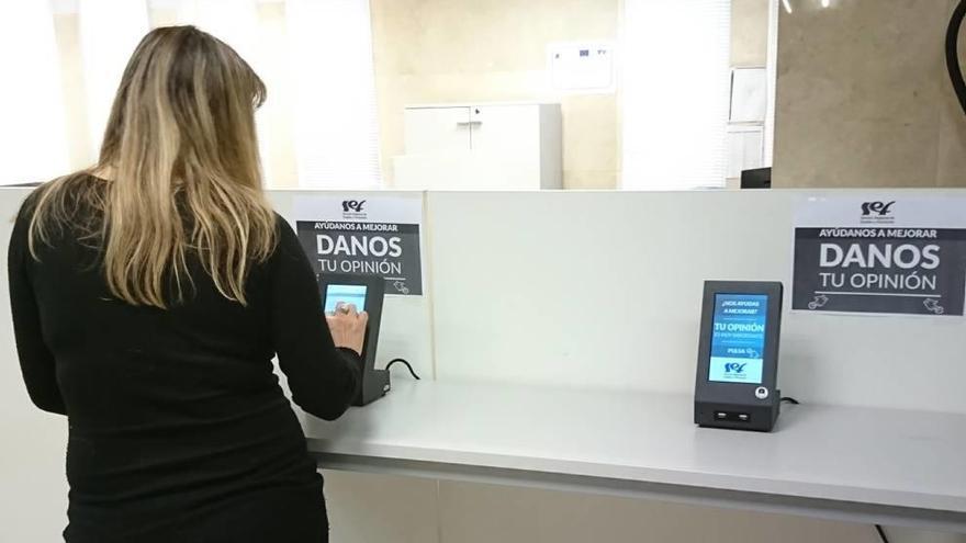 Nuevos dispositivos instalados en la oficina de Ronda Norte para encuestar a los clientes.