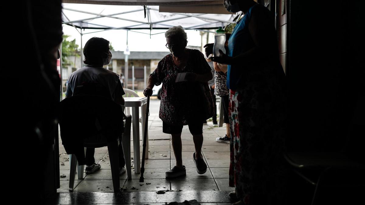 Detienen a dos mujeres que se disfrazaron de abuelas para ponerse la vacuna del covid en Florida