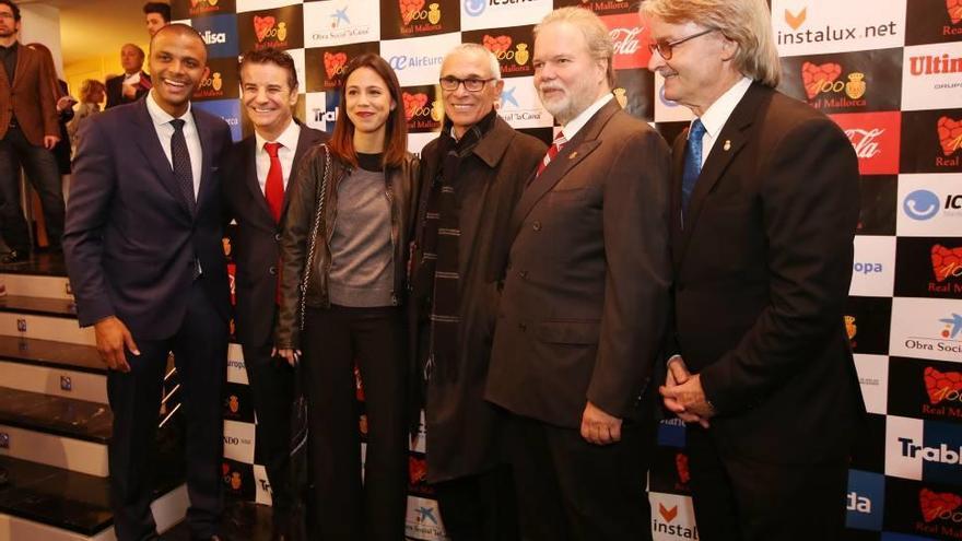 Maheta Molango, Toni Tugores, Utz Claassen y Monti Galmés posan el domingo antes de la gala con Héctor Cúper y su hija.