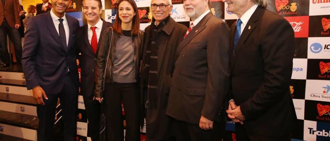 Maheta Molango, Toni Tugores, Utz Claassen y Monti Galmés posan el domingo antes de la gala con Héctor Cúper y su hija.