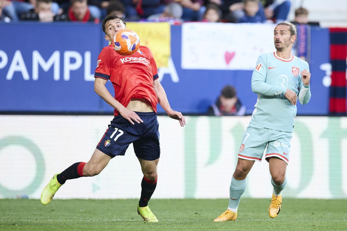 Ante Budimir of CA Osasuna competes for the ball with Antoine Griezmann of Atletico de Madrid during the LaLiga EA Sports match between CA Osasuna and Atletico de Madrid at El Sadar on May 15, 2025, in Pamplona, Spain. AFP7 15/05/2025 ONLY FOR USE IN SPAIN. Ricardo Larreina / AFP7 / Europa Press;2025;SPAIN;SPORT;ZSPORT;SOCCER;ZSOCCER;CA Osasuna v Atletico de Madrid - LaLiga EA Sports;