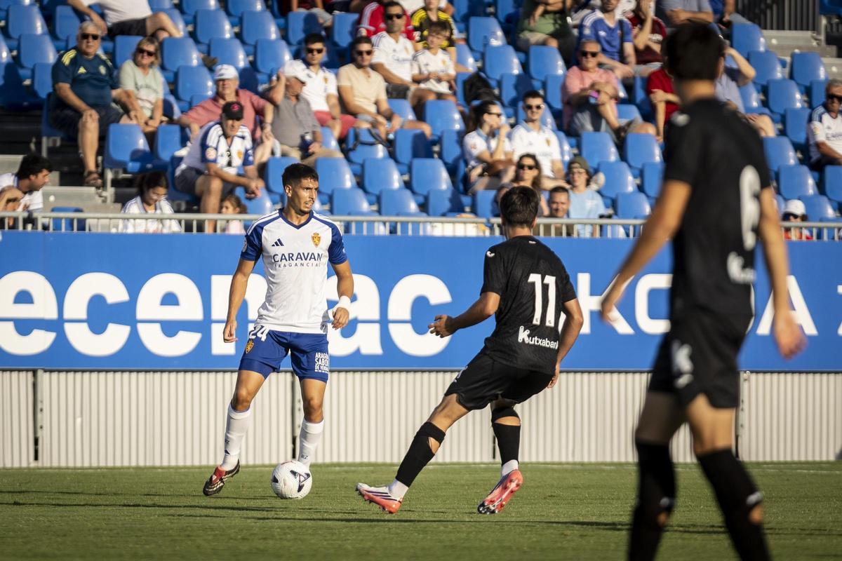 Carrillo, con el balón durante el duelo frente al filial donostiarra.