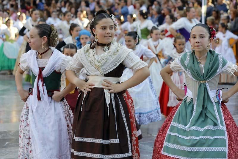 Dansà infantil en la plaza de la Virgen