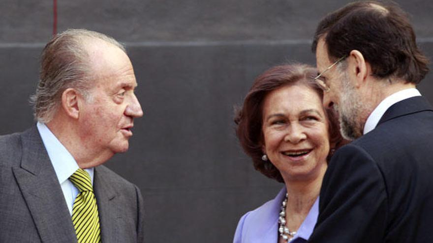 El Rey y la Reina charlan con el presidente del Gobierno.