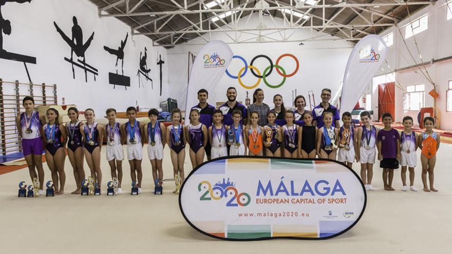 El Club Malaca de Gimnasia Artística en el acto de reconocimiento con la edil de Deportes.