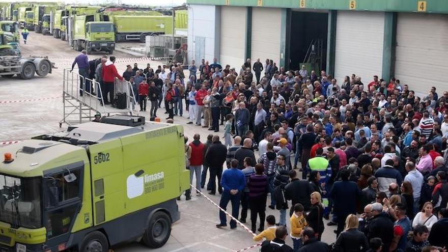 La asamblea de trabajadores del pasado domingo donde se decidió la suspensión de la huelga.